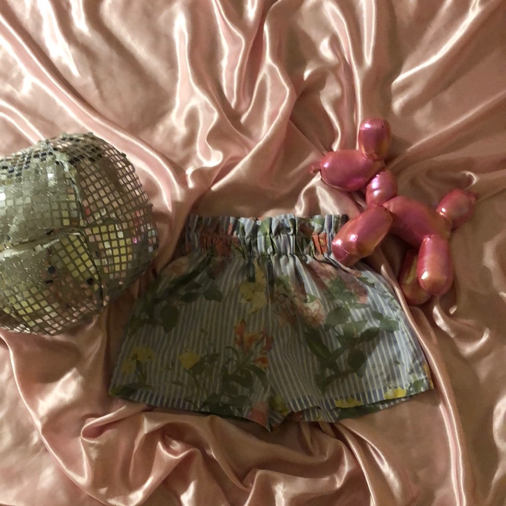 I’m selling kids floral shorts size 6 and it has zero tear nor rips